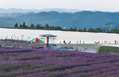 (miniature) Des touristes se promènent au bord du lac Zimei