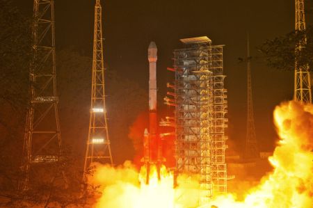 (miniature) Une fusée porteuse Longue Marche-3B décolle du Centre de lancement de satellites de Xichang