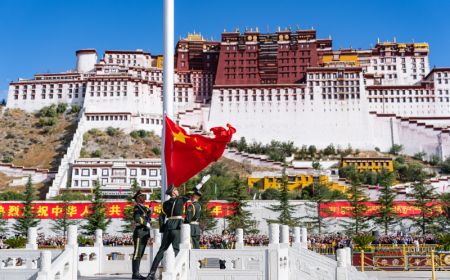 (miniature) Une cérémonie de levée du drapeau national est organisée pour célébrer le 75e anniversaire de la fondation de la République populaire de Chine sur la place du Palais du Potala à Lhassa