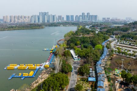 (miniature) Photo aérienne prise par un drone du parc national de zones humides du lac Houguan dans la cité de démonstration écologique sino-française à Wuhan