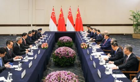 (miniature) Le président chinois Xi Jinping rencontre le Premier ministre singapourien Lawrence Wong en marge de la 31e Réunion des dirigeants économiques de la Coopération économique pour l'Asie-Pacifique (APEC) à Lima