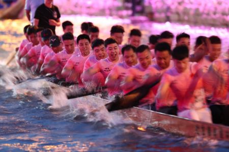 (miniature) Une course nocturne de bateaux-dragons est organis&eacute;e pour c&eacute;l&eacute;brer la f&ecirc;te des Bateaux-Dragons dans le village de Sanxi