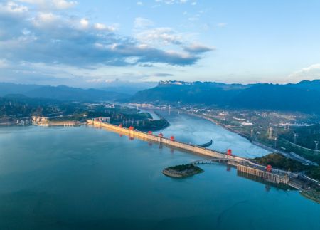 (miniature) Photo aérienne prise le 9 juillet 2023 de la centrale hydroélectrique des Trois Gorges