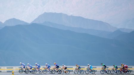 (miniature) Des cyclistes s'affrontent lors de la 4e étape du 23e Tour cycliste du lac Qinghai