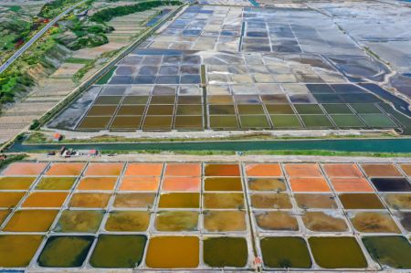 (miniature) Photo a&eacute;rienne prise le 9 mai 2021 montrant un patchwork de salines dans le bourg de Gangxi