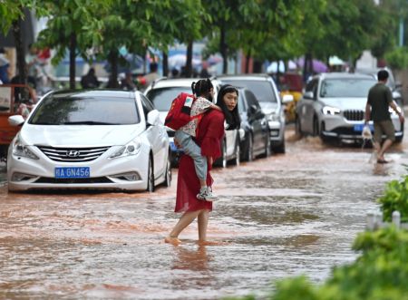 (miniature) Des habitants dans une rue inondée de Nanning
