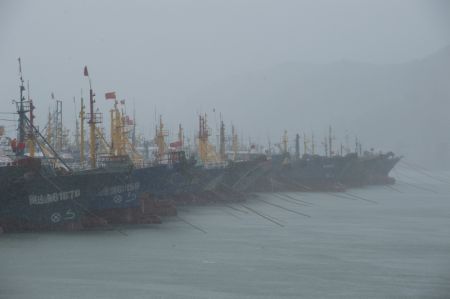 (miniature) Photo de bateaux de pêche s'abritant à l'approche du typhon Gaemi dans un port du district de Lianjiang à Fuzhou