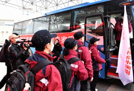(miniature) Des experts médicaux chinois montent dans un bus avant leur départ pour les Philippines