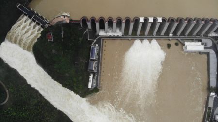 (miniature) Photo aérienne prise le 23 juin 2020 montrant le barrage de Foziling procédant à un délestage des eaux de crue