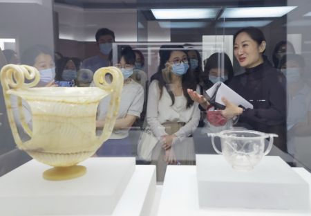 (miniature) Une employée présente un objet lors de l'exposition Tota Italia -- aux origines d'une nation