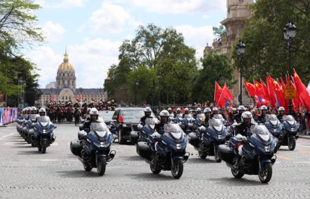 (miniature) Le cortège du président chinois Xi Jinping et de son épouse Peng Liyuan est escorté par des gardes à cheval et des motos jusqu'au palais de l'Elysée après une cérémonie de bienvenue à Paris