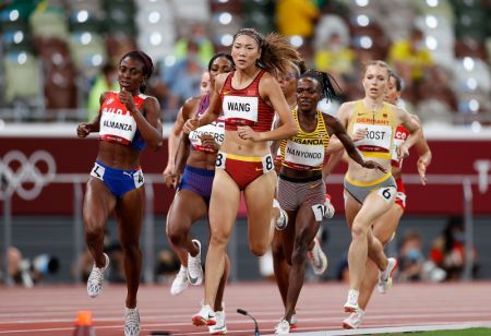 (miniature) La Chinoise Wang Chunyu (au front) lors de la demi-finale du 800m féminin aux Jeux olympiques de Tokyo 2020