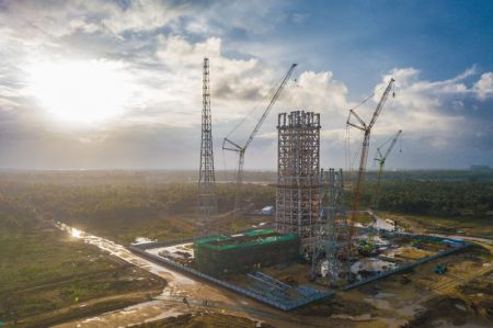(miniature) Vue aérienne d'un chantier du site de lancement d'engins spatiaux commerciaux de Hainan