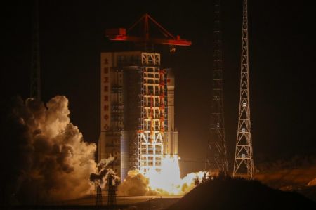 (miniature) Un groupe de satellites est lancé par une fusée porteuse Longue Marche-6 modifiée depuis le Centre de lancement de satellites de Taiyuan