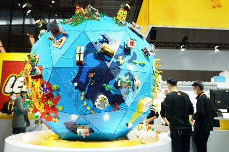 (miniature) Le stand du géant danois du jouet LEGO dans la zone d'exposition des biens de consommation lors de la 3e édition de l'Exposition internationale d'importation de la Chine (CIIE) à Shanghai