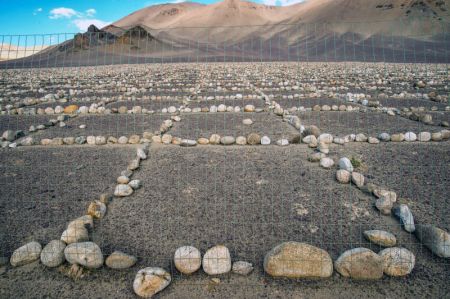 (miniature) Des structures de pierres le long d'une autoroute du bourg de Zhaxigang