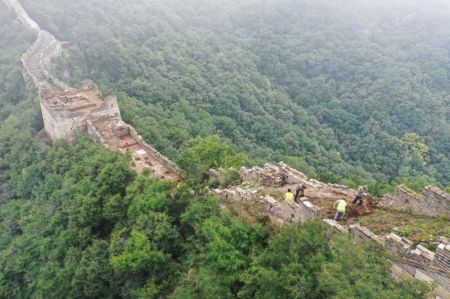 (miniature) Des ouvriers travaillent sur un site archéologique de la partie de la restauration basée sur la recherche de la section Jiankou de la Grande Muraille