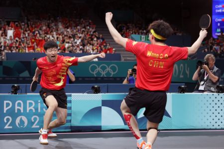 (miniature) Photo prise le 9 août 2024 montrant Ma Long (à gauche)/Wang Chuqin de Chine pendant le match pour la médaille d'or du tennis de table par équipes hommes contre Anton Kallberg/Kristian Karlsson de Suède aux Jeux olympiques de Paris 2024 à Paris