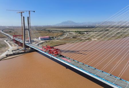 (miniature) Photo aérienne du chantier du grand pont Wuhai traversant le fleuve Jaune