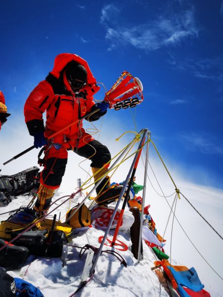 (miniature) Un géomètre chinois effectue des relevés au sommet du mont Qomolangma