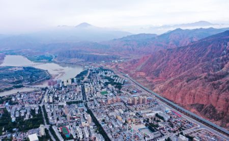(miniature) Photo aérienne du district autonome Sala de Xunhua