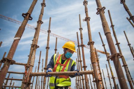 (miniature) Un ouvrier sur le chantier du complexe immobilier de Joy City à Wuhan