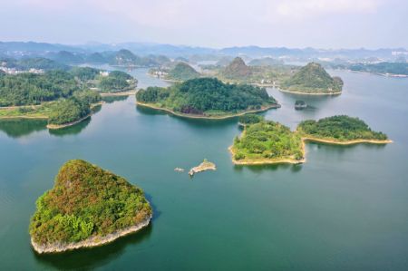(miniature) Photo aérienne du paysage du lac Baihua