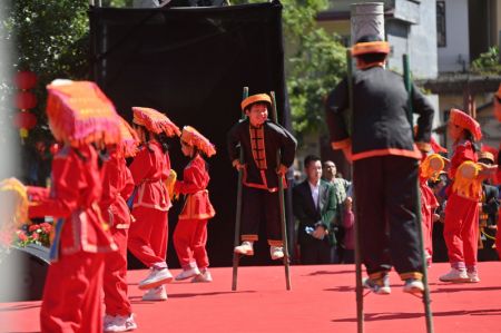 (miniature) Des adolescents de l'ethnie Yao lors d'un spectacle d'échasses sur une place du bourg Yao de Changping