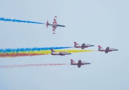 (miniature) Des avions de l'équipe de voltige Faucon rouge de l'Armée de l'air de l'Armée populaire de libération de Chine s'entraînent pour le salon Airshow China