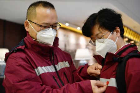 (miniature) Des experts médicaux chinois avant leur départ pour les Philippines