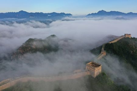 (miniature) Vue aérienne de la section de Jinshanling de la Grande Muraille enveloppée de brume matinale dans le district de Luanping de la ville de Chengde