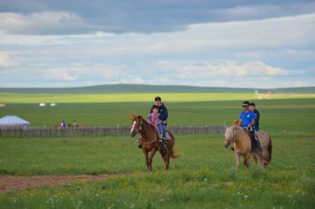 (miniature) Des touristes à cheval dans un site pittoresque à Hulunbuir