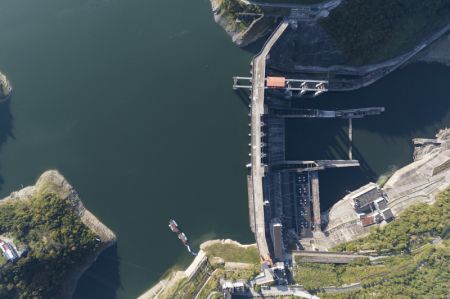 (miniature) Photo aérienne de la centrale hydroélectrique d'Ankang dans l'arrondissement de Hanbin à Ankang