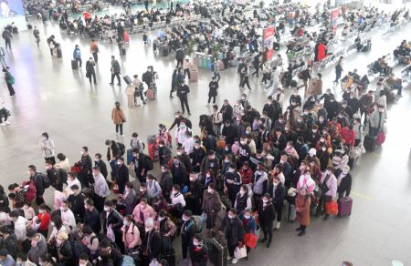 (miniature) Des passagers dans la gare de Guangzhou-Sud
