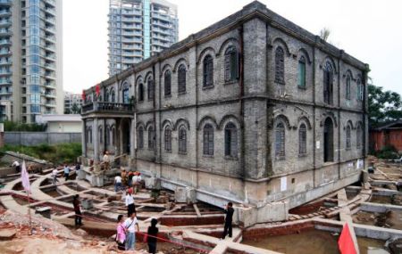 (miniature) Chine : Un bâtiment religieux déplacé à Fuzhou pour la construction d'une route