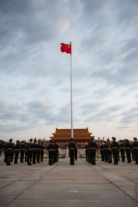 (miniature) Une cérémonie de lever du drapeau national a eu lieu sur la place Tian'anmen à Beijing