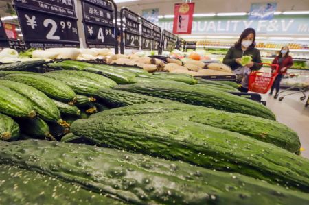 (miniature) Des consommateurs achètent des légumes dans un supermarché de Zuhua