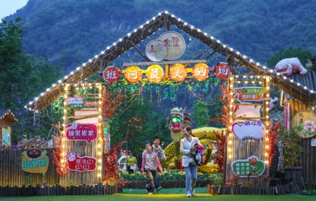 (miniature) De gens s'amusent dans le village de Dengjiaping