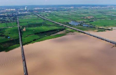 (miniature) Photo aérienne prise le 13 août 2020 montrant le pont routier de Luoyang du fleuve Jaune (à gauche)