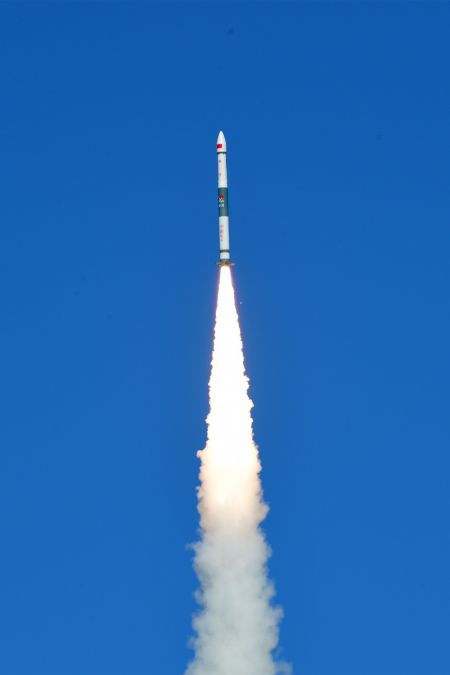 (miniature) Une fusée porteuse Kuaizhou-1A emportant le satellite Jilin-1 Gaofen 02F décolle du Centre de lancement de satellites dans le nord-ouest de la Chine