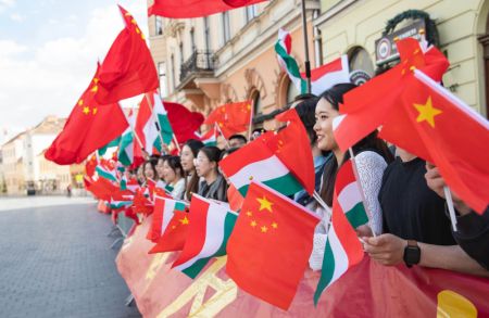 (miniature) Des personnes font leurs adieux au président chinois Xi Jinping à Budapest