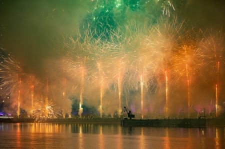 (miniature) Des feux d'artifice pour célébrer la fête des Lanternes à Hangzhou