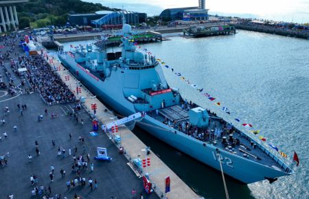 (miniature) Photo aérienne de touristes visitant le navire militaire Tangshan