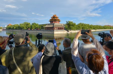 (miniature) Des gens prennent des photos du paysage autour d'une tourelle du musée du Palais à Beijing
