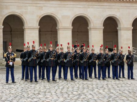 (miniature) Le président chinois Xi Jinping assiste à une cérémonie de bienvenue organisée par le président français Emmanuel Macron à Paris