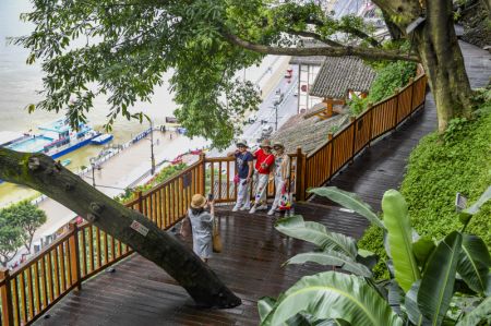 (miniature) Des touristes se prennent en photo dans la ruelle Daijia à Yuzhong