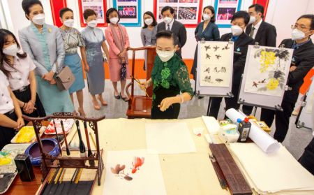 (miniature) Une artiste fait une présentation sur la peinture traditionelle chinoise dans le Centre culturel chinois à Bangkok