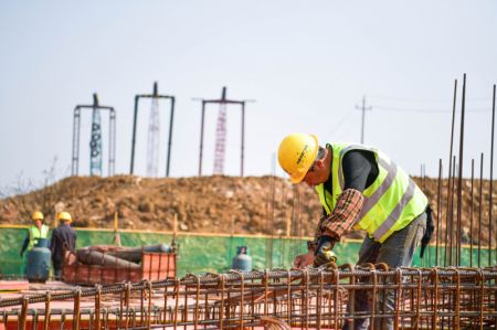 (miniature) Un ouvrier sur le chantier du projet de Midea Group dans la Nouvelle Zone de Gui'an
