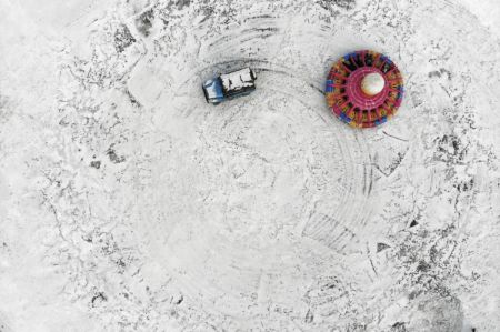 (miniature) Des touristes s'amusent sur le fleuve Songhua gelé dans un parc d'attractions de neige et de glace à Harbin