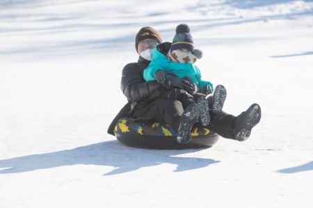 (miniature) Des visiteurs s'amusent au parc du Carnaval de glace et de neige sur la rivi&egrave;re Songhua